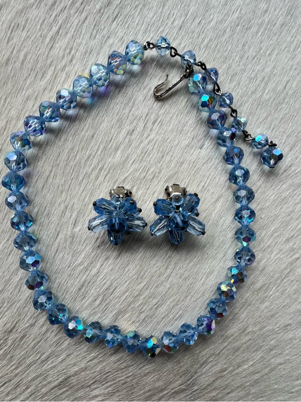 VINTAGE LAGUNA BEADED NECKLACE WITH MATCHING AUSTRIAN CLIP ON EARRINGS / BLUE